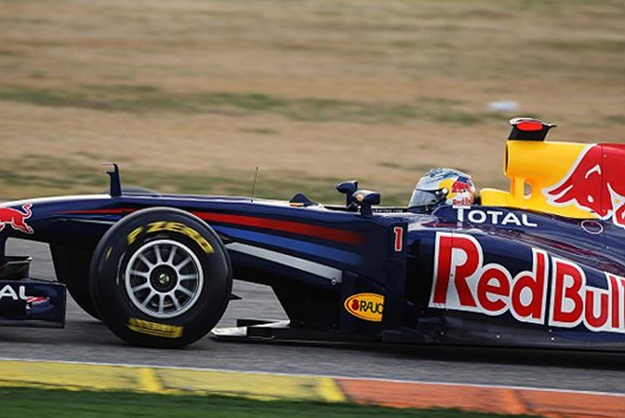 レッドブル RB7 （走行画像：セバスチャン・ベッテル）