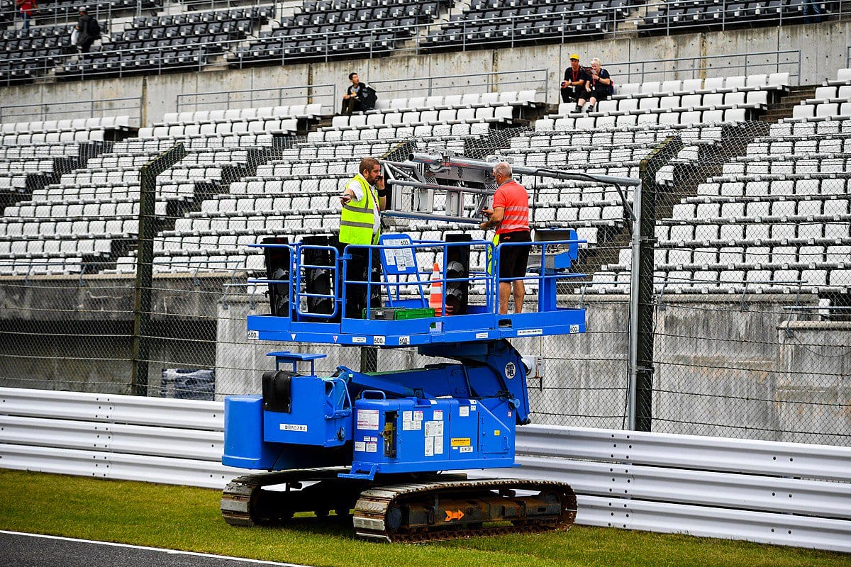 F1日本GP:台風19号直撃に備えて鈴鹿サーキットの各設備を一時撤去①