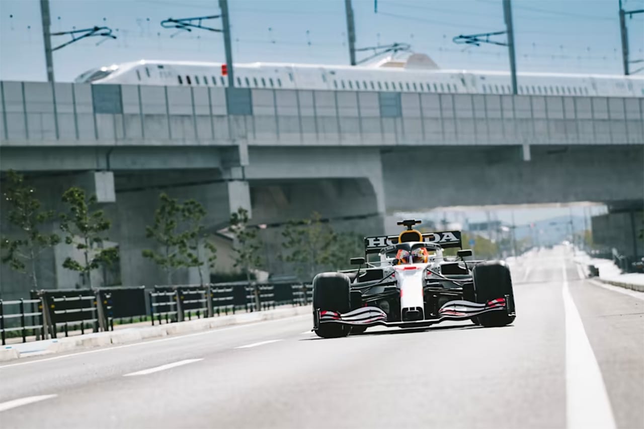 レッドブルF1 RB16Bと西九州新幹線
