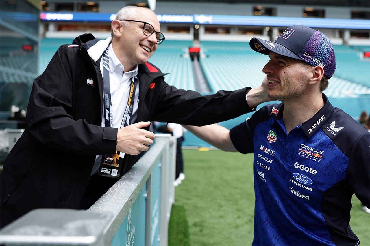 マックス・フェルスタッペン(レッドブル・レーシング)とステファノ・ドメニカリ(F1 CEO)
