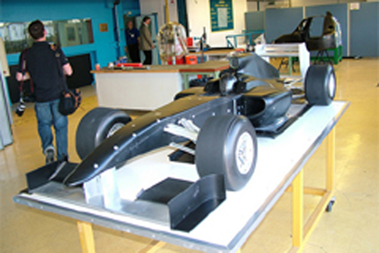 ローラ、2010年F1マシン「MB-01」を披露