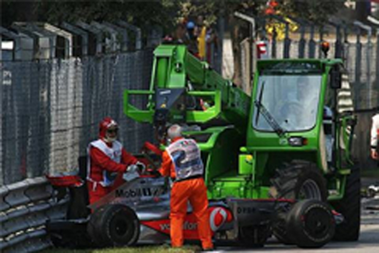 マクラーレン：ハミルトン、最終周に無念のクラッシュ （F1イタリアGP）