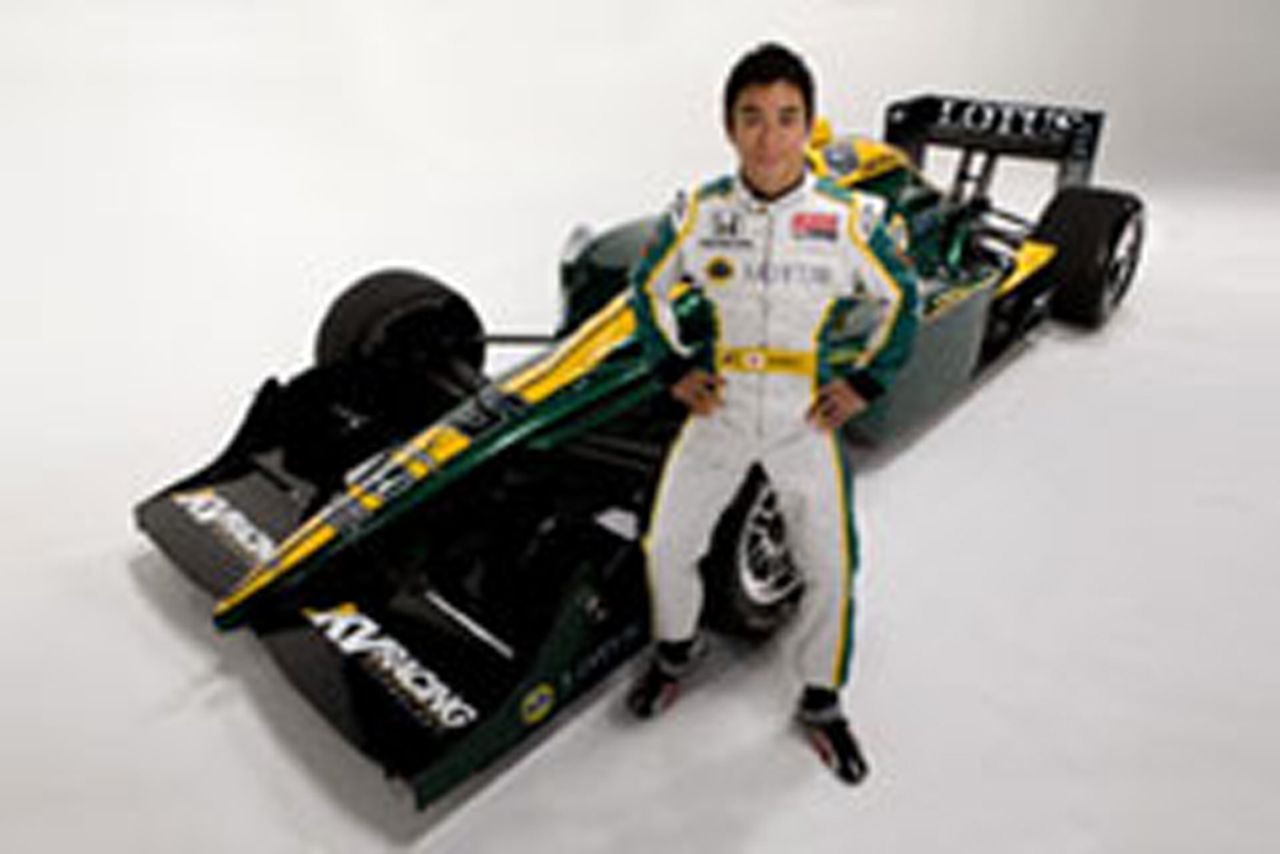 佐藤琢磨、ロータス仕様のレーシングスーツを披露