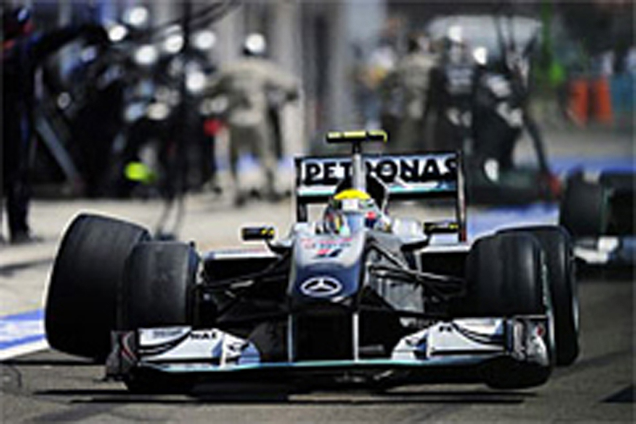 メルセデスGP、ピットストップでの問題を調査