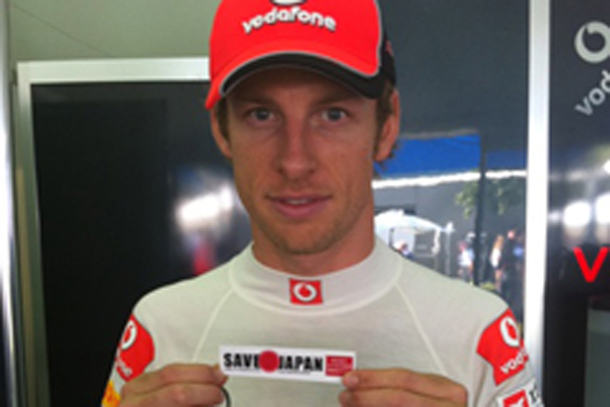 道端ジェシカ、F1ドライバーや関係者に「SAVE JAPAN」ステッカーを配布