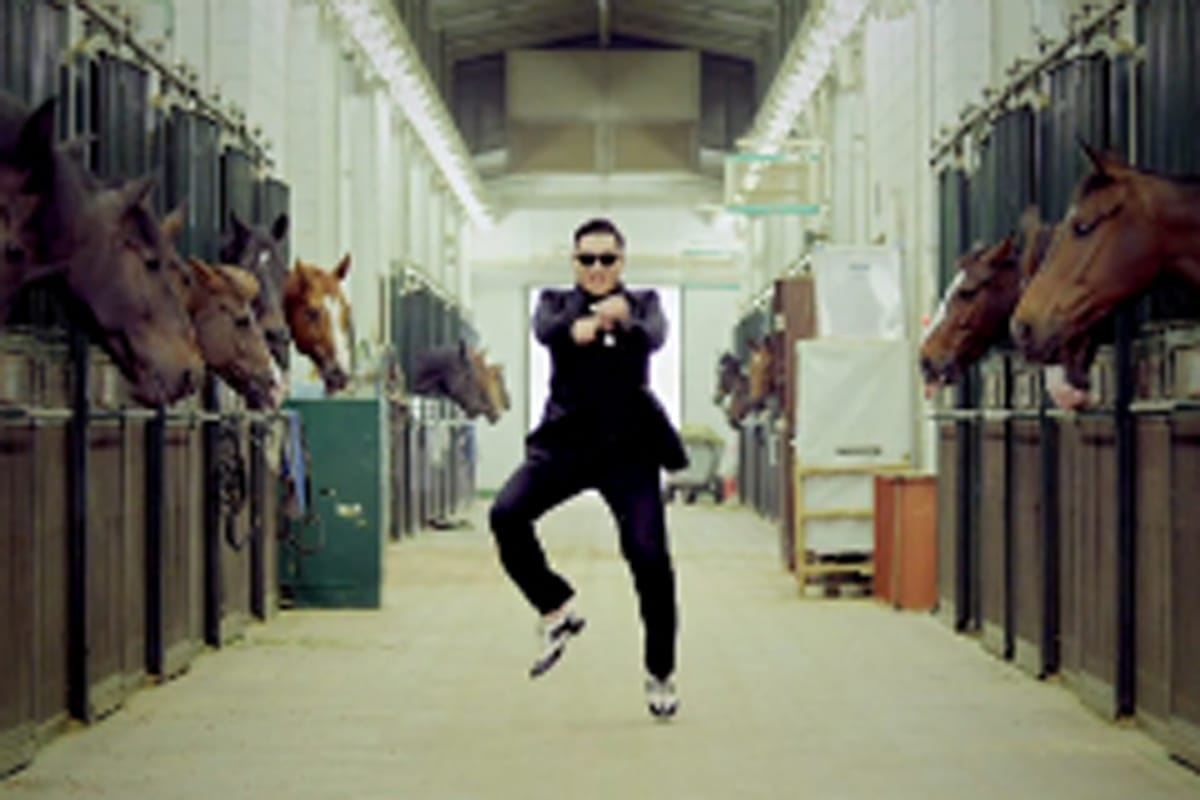 PSY、F1韓国GPのチェッカーフラッグを担当