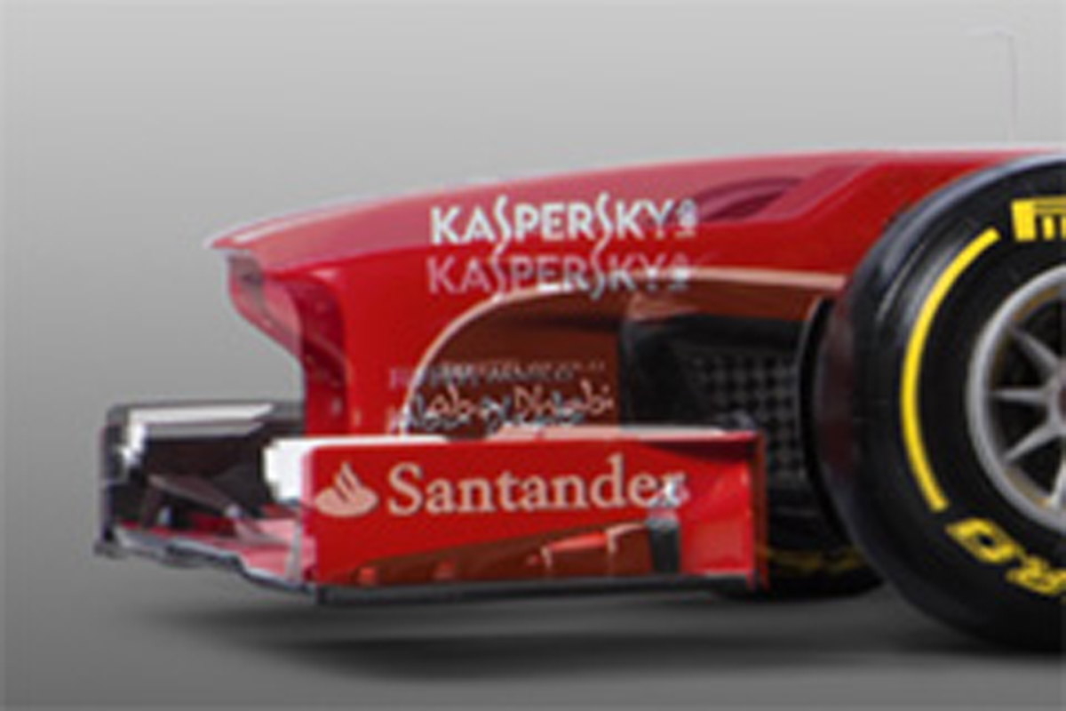 F1マシンの醜い段差ノーズを隠す“化粧パネル”
