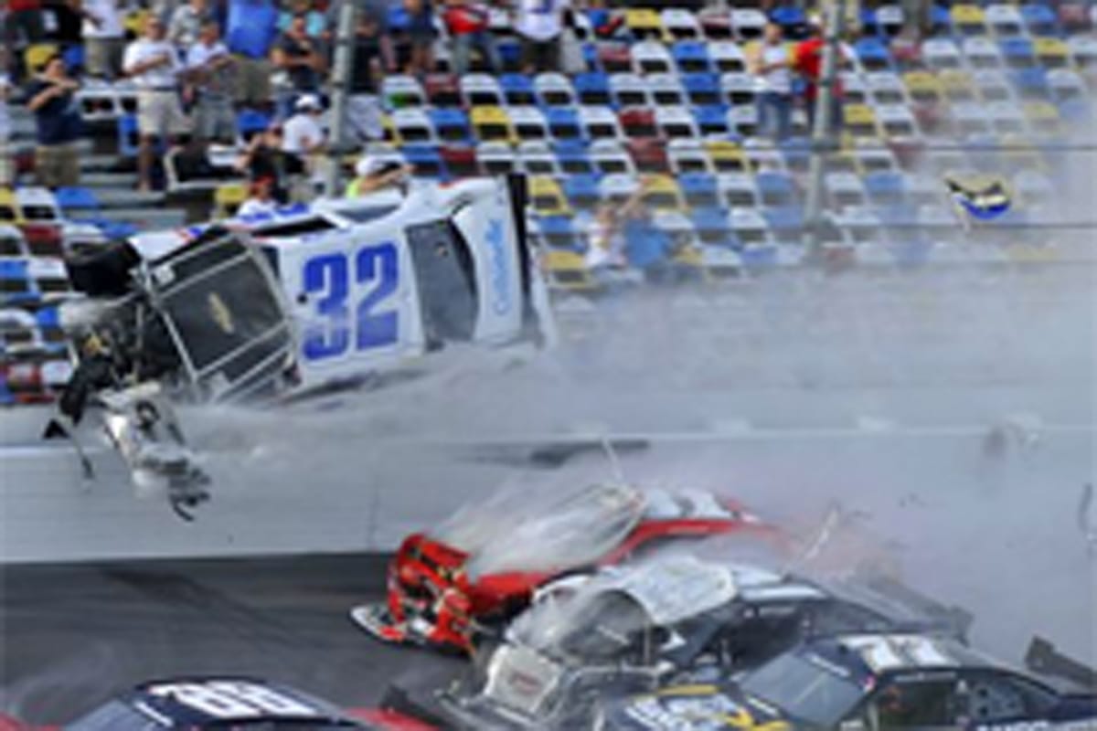 NASCARで多重クラッシュ、観客2人が重体