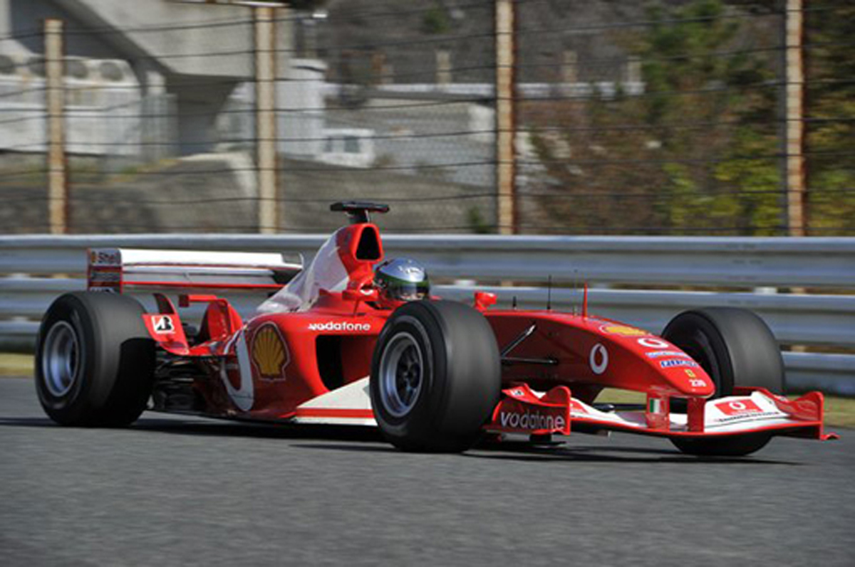 大阪・御堂筋、フェラーリ F1カーで公道デモ走行