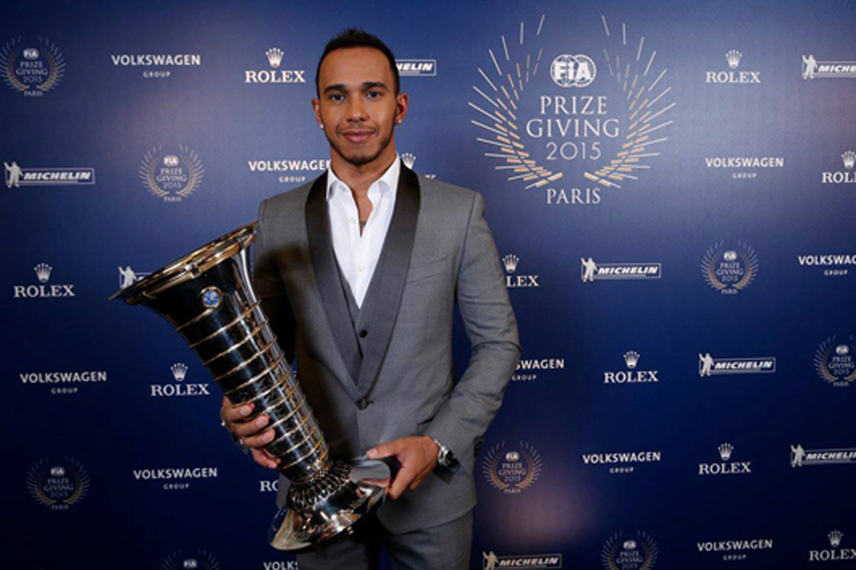ルイス・ハミルトン、2015年F1チャンピオンのトロフィーを受け取る