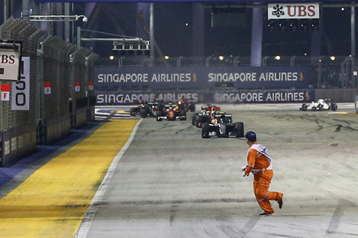 F1シンガポールGP：コース上にマーシャルがいるなかでレース再開
