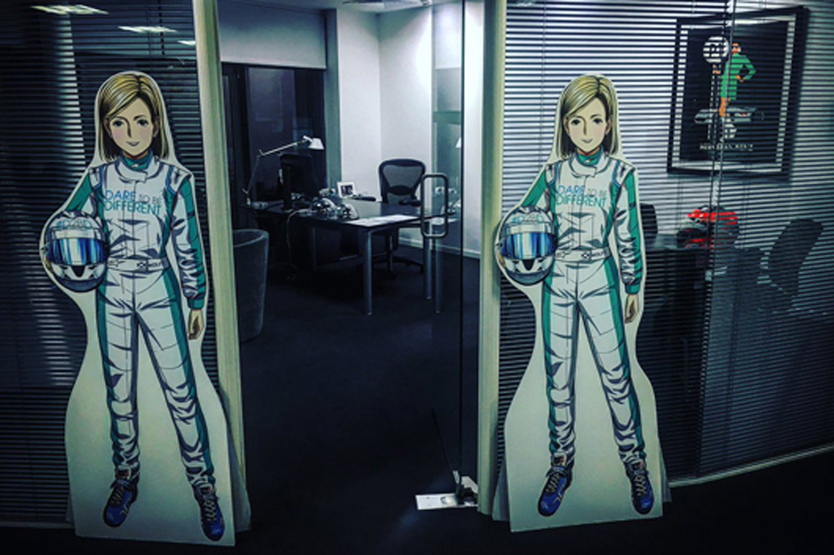 メルセデス、ブラックリーのF1ファクトリーに“GP娘”