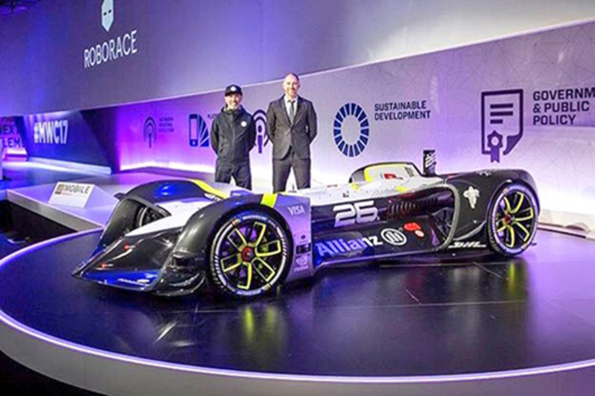 ロボレース：無人レースカー“ロボカー”の最終版をお披露目
