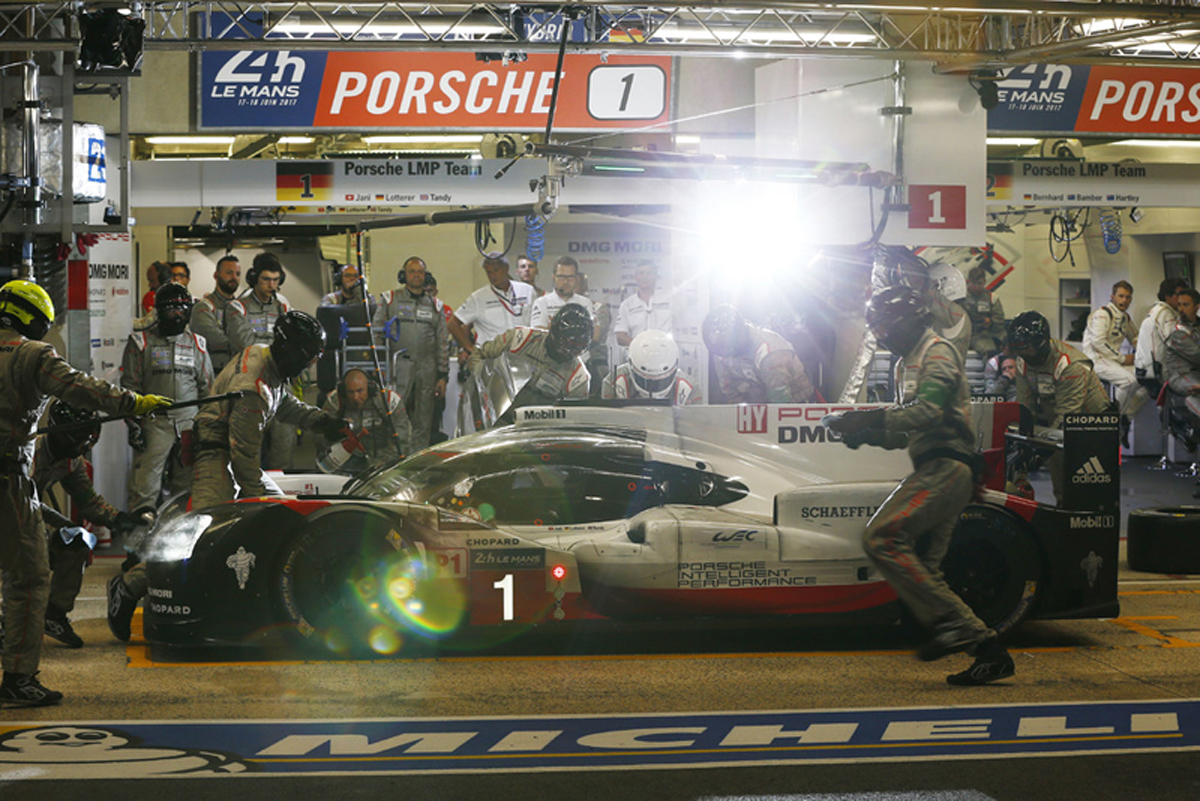 【ル・マン24時間】 ポルシェ：1号車がトップを快走 / 15時間経過