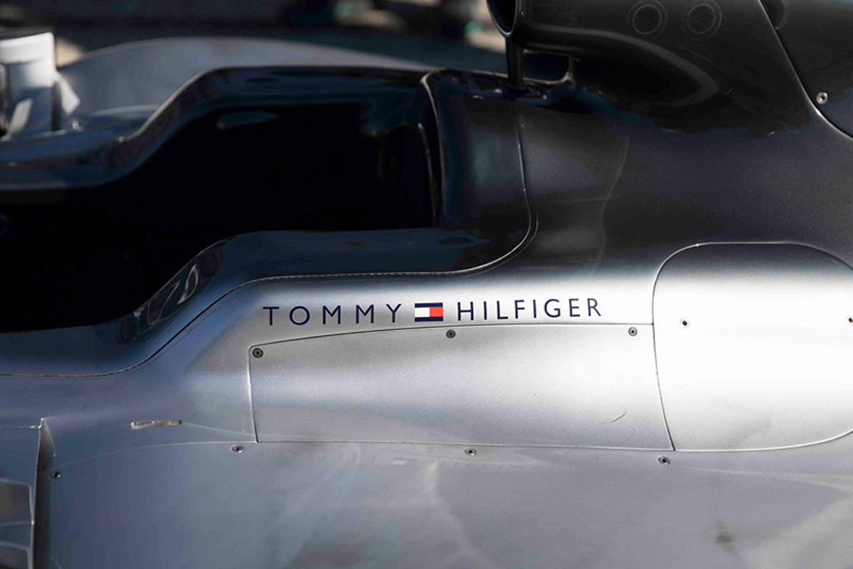 メルセデスF1、トミー ヒルフィガーとのアパレルパートナー契約を発表