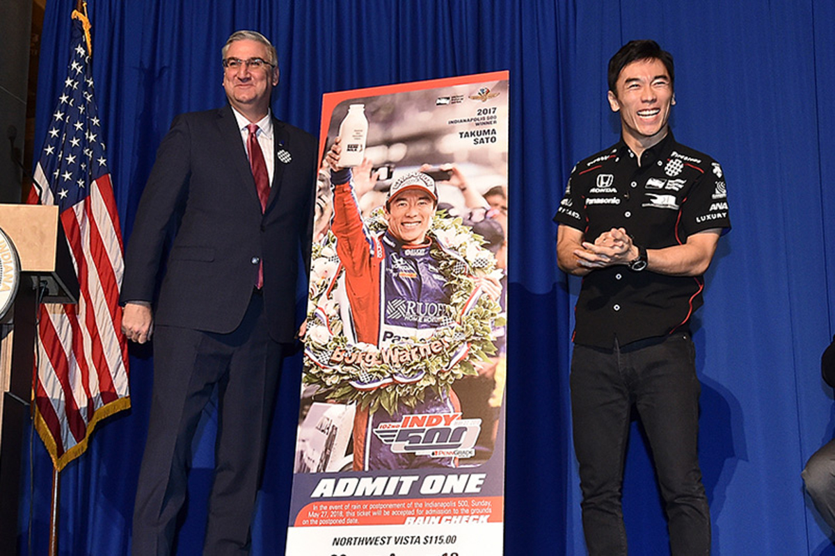 【インディカー】 佐藤琢磨がデザインされたインディ500のチケットを披露