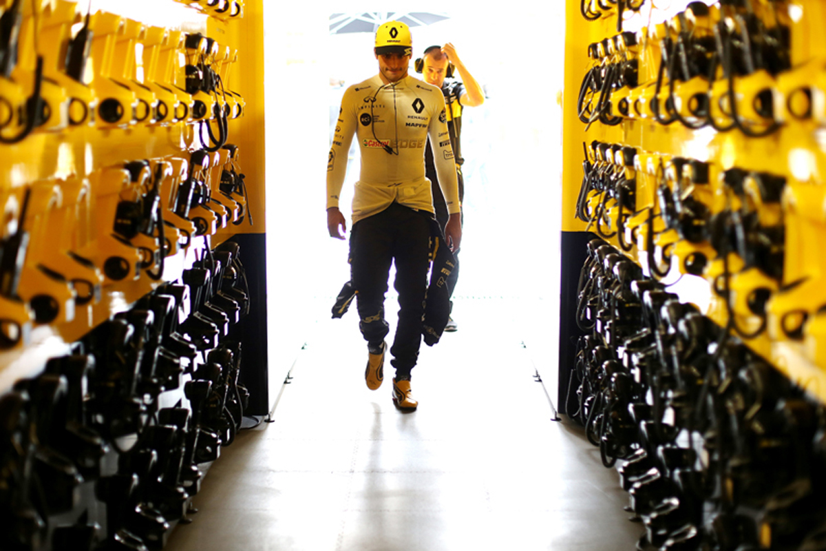 ルノーF1、カルロス・サインツの残留に賭けて交渉を開始