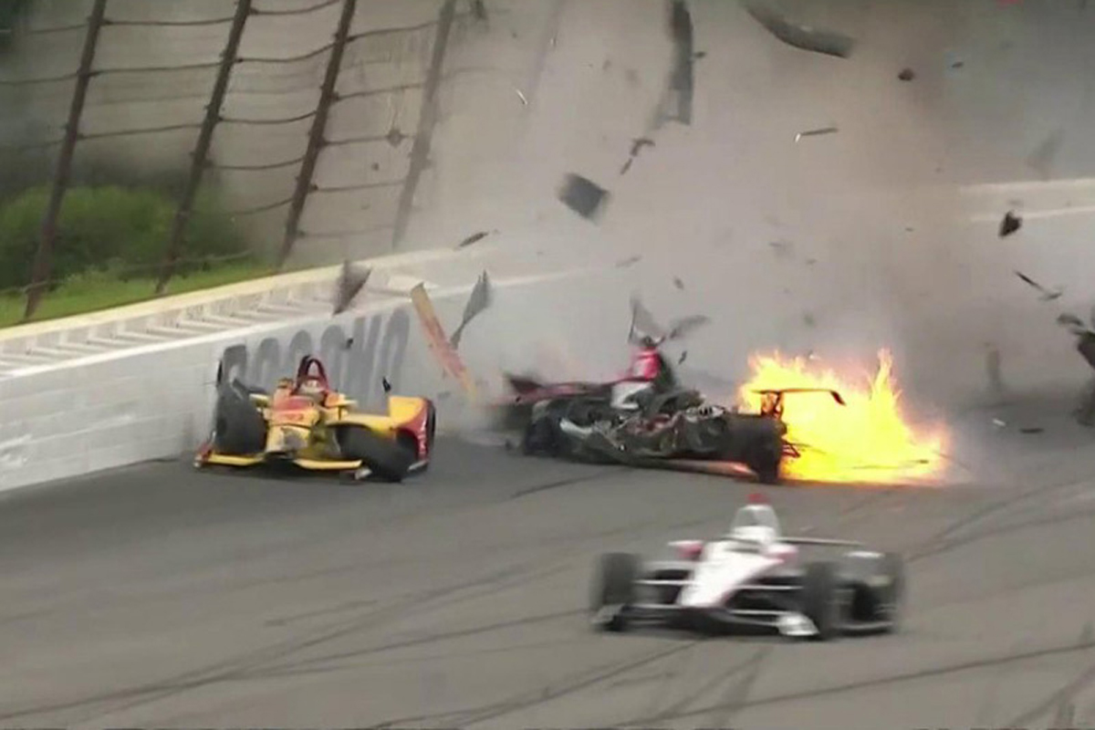 インディカー | 大クラッシュで赤旗中断 … ウィッケンズが病院に搬送
