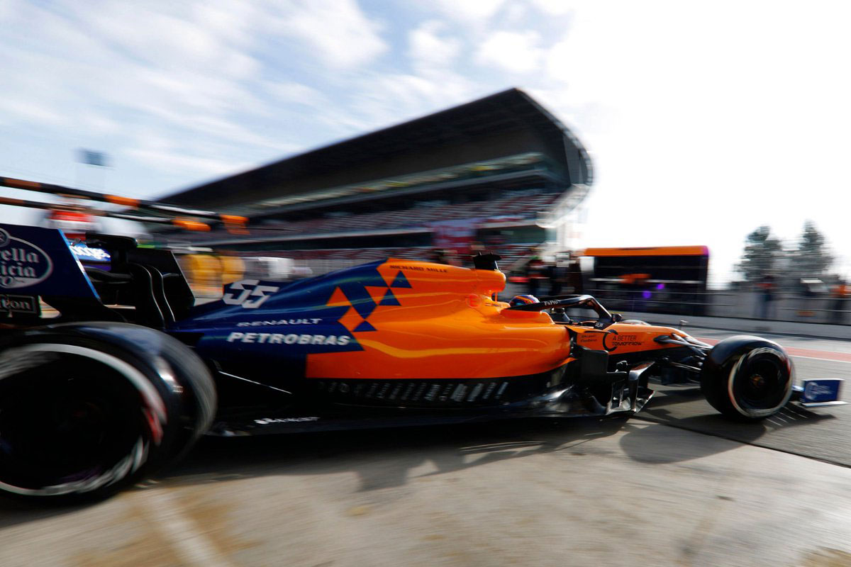 マクラーレン、F1テスト中にガレージ内の火災でスタッフ3名が軽傷