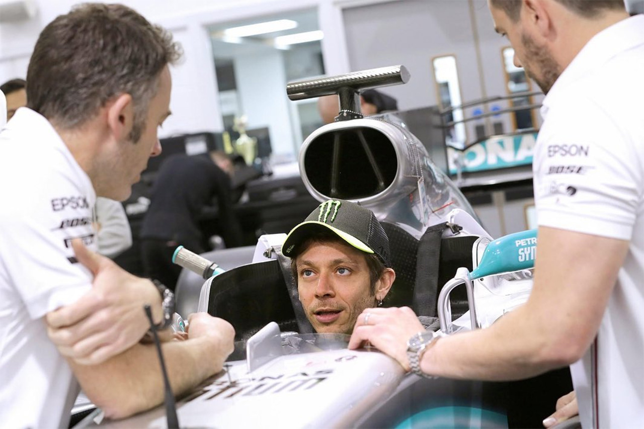 バレンティーノ・ロッシ、メルセデスのF1マシンでシート合わせを完了