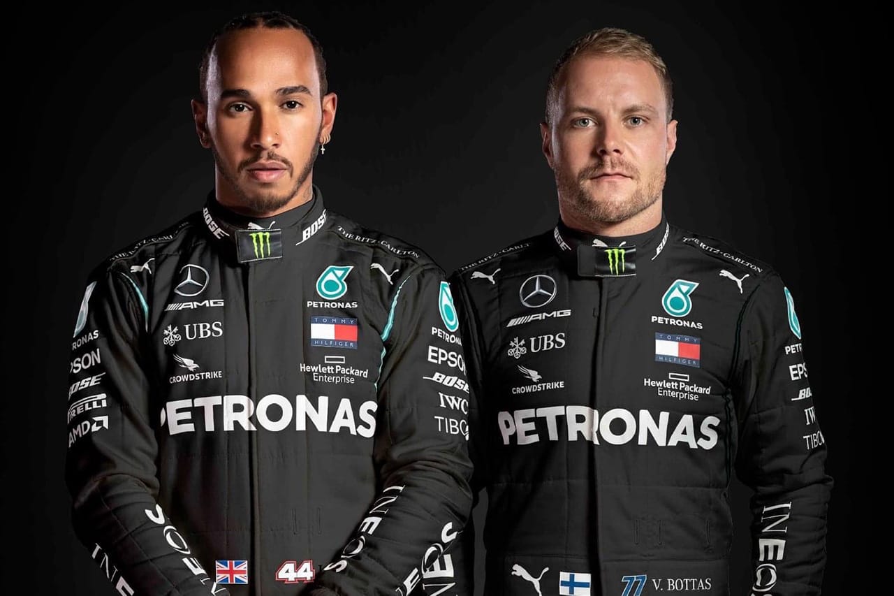 メルセデスF1、反人種差別を込めたブラックのレーシングスーツを披露