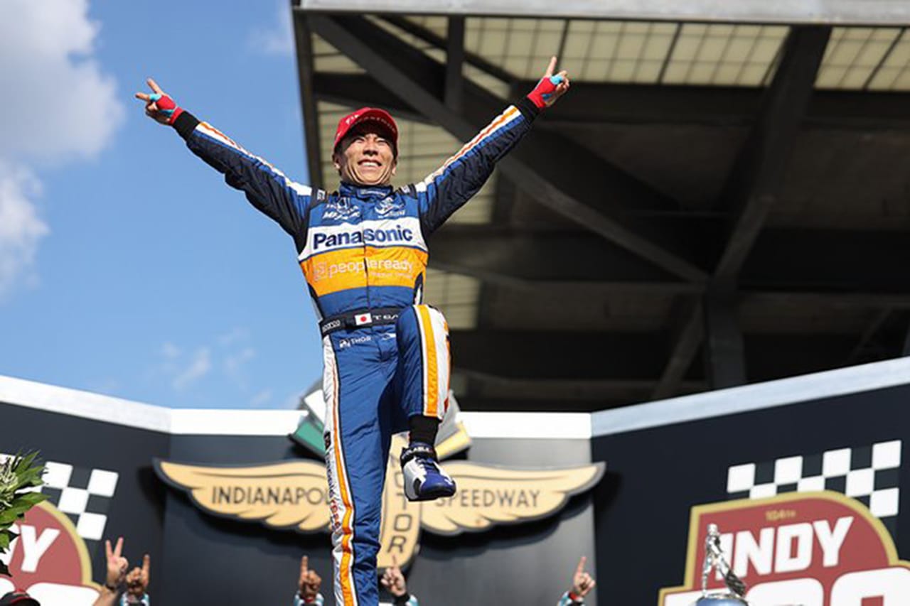 佐藤琢磨、インディ500の2度目の優勝で世界にむけて“グリコポーズ”