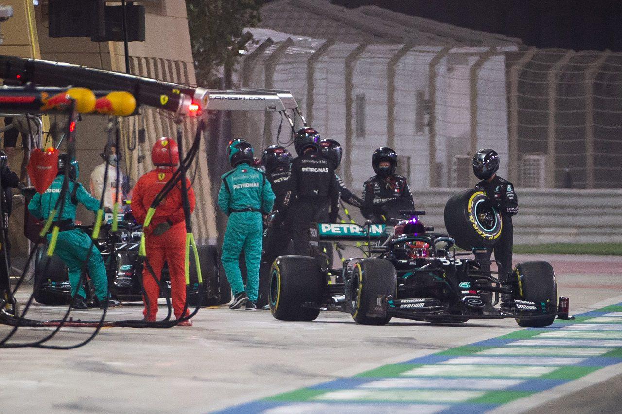 F1：メルセデスのサヒールGPでのタイヤ装着ミスを受けて技術規則を明確化
