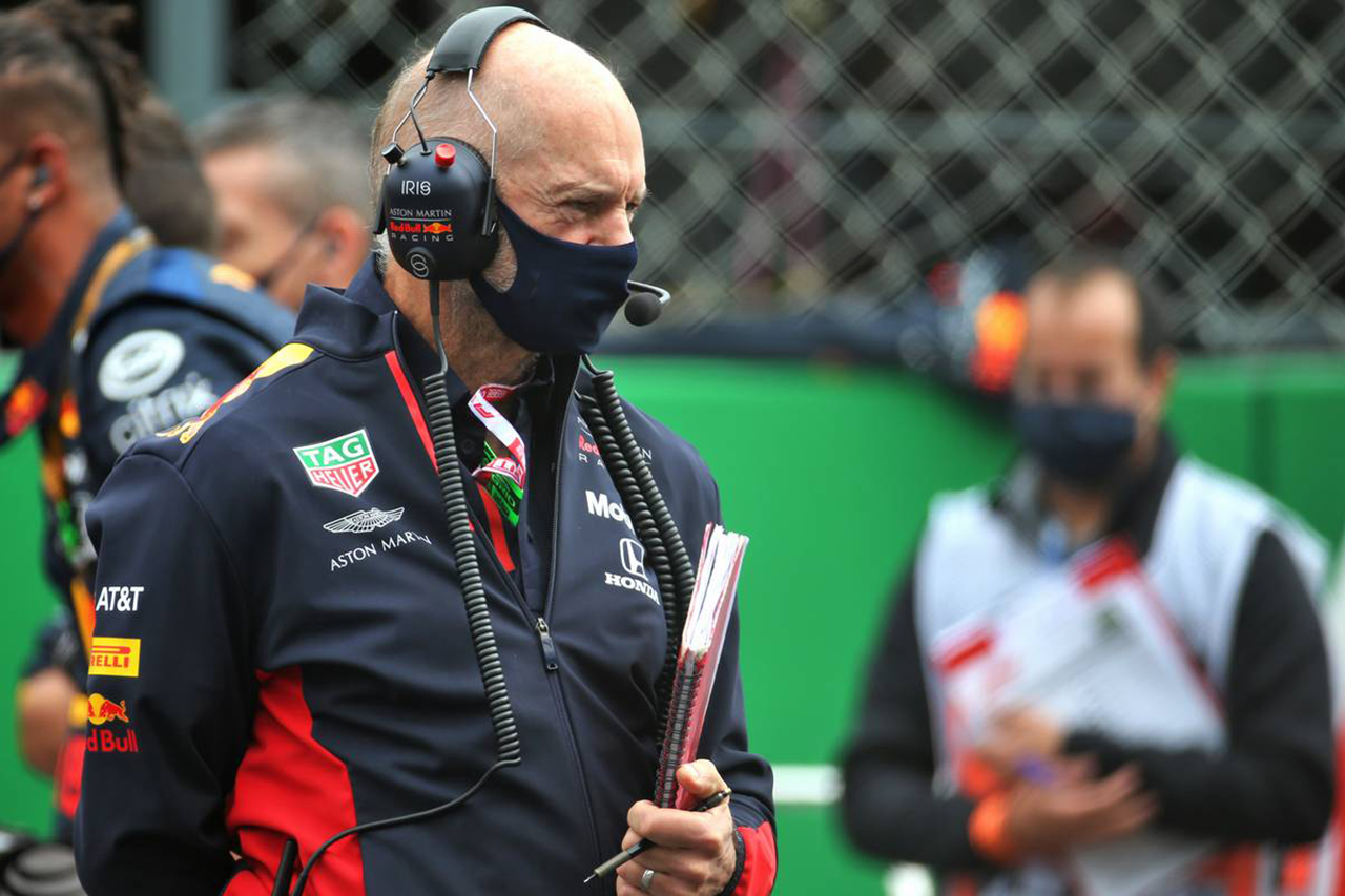 メルセデスF1、エイドリアン・ニューウェイを称賛するメディアに皮肉