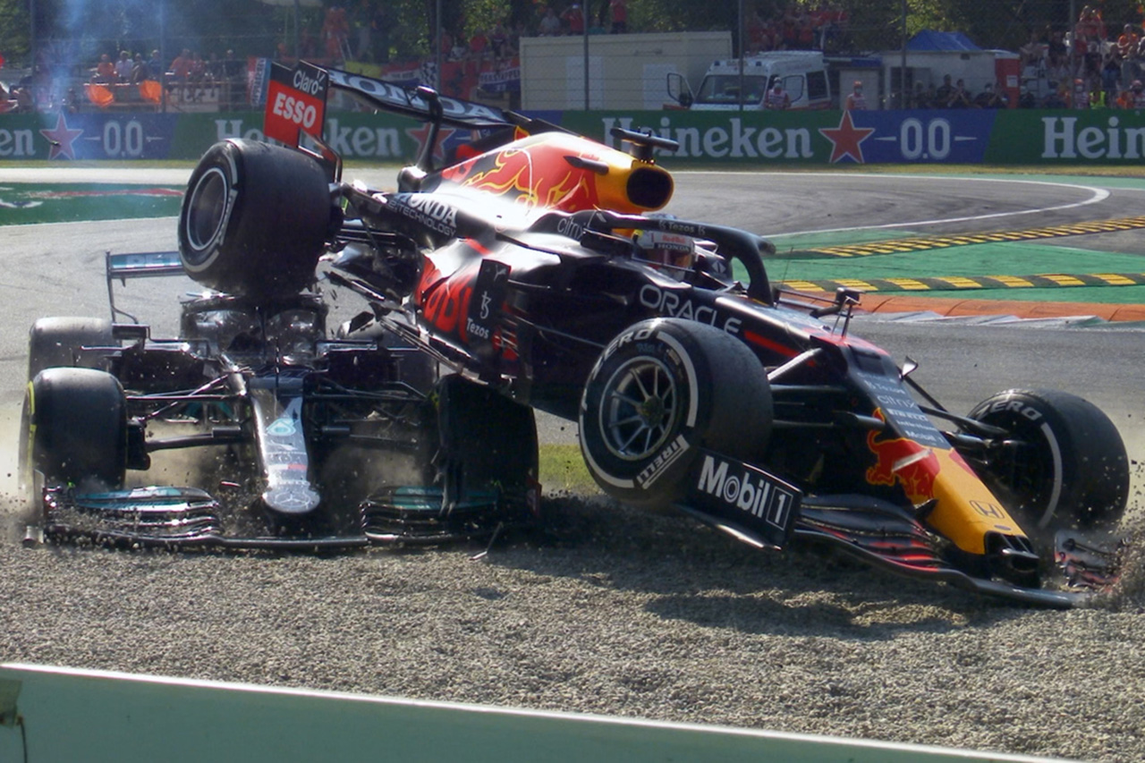 メルセデスF1代表、接触のフェルスタッペンを非難「戦術的なファウル」