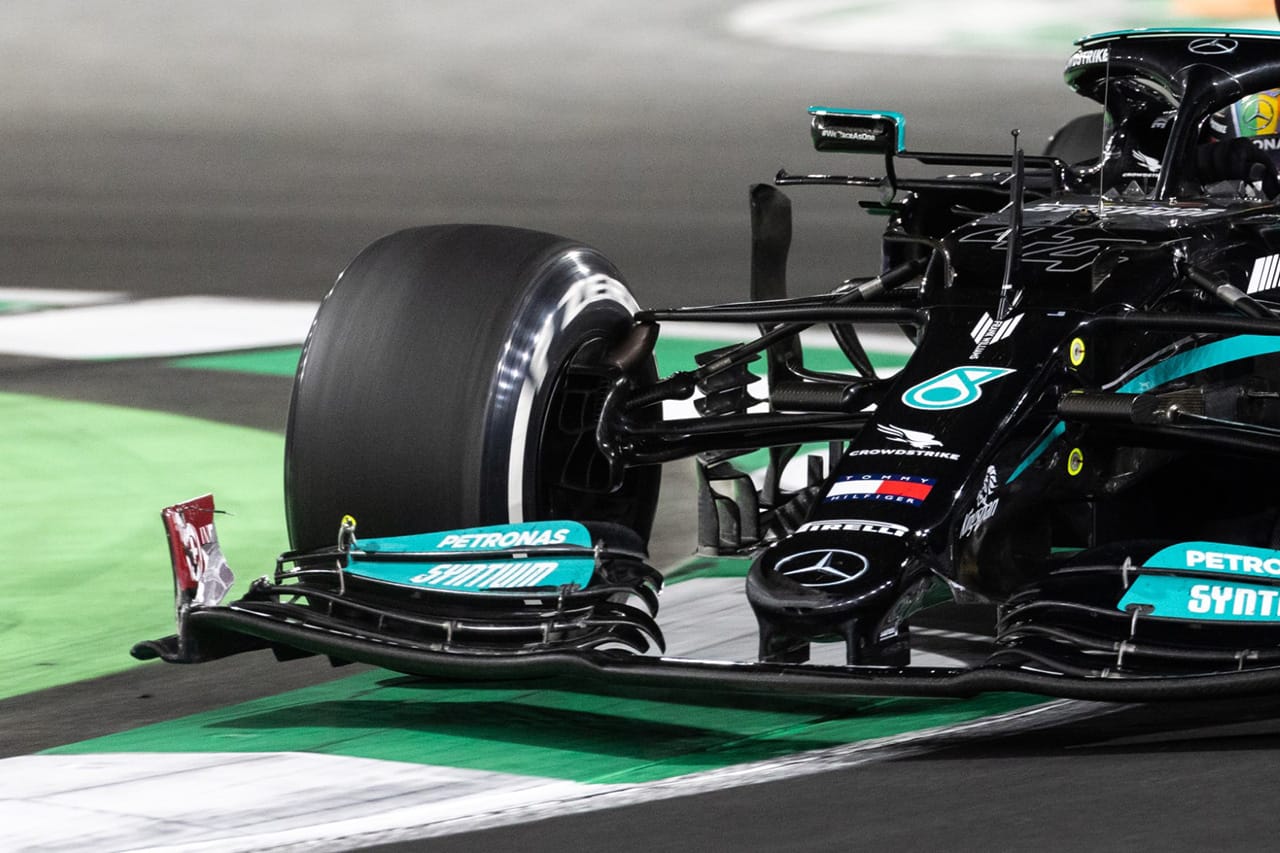 メルセデスF1 「ハミルトンのフロントウイング破損は0.4秒のロス」