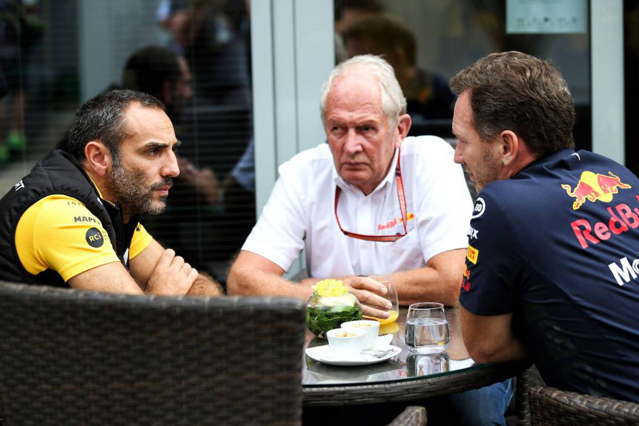 元ルノーF1のシリル・アビテブール、最終戦をレッドブルのガレージで観戦