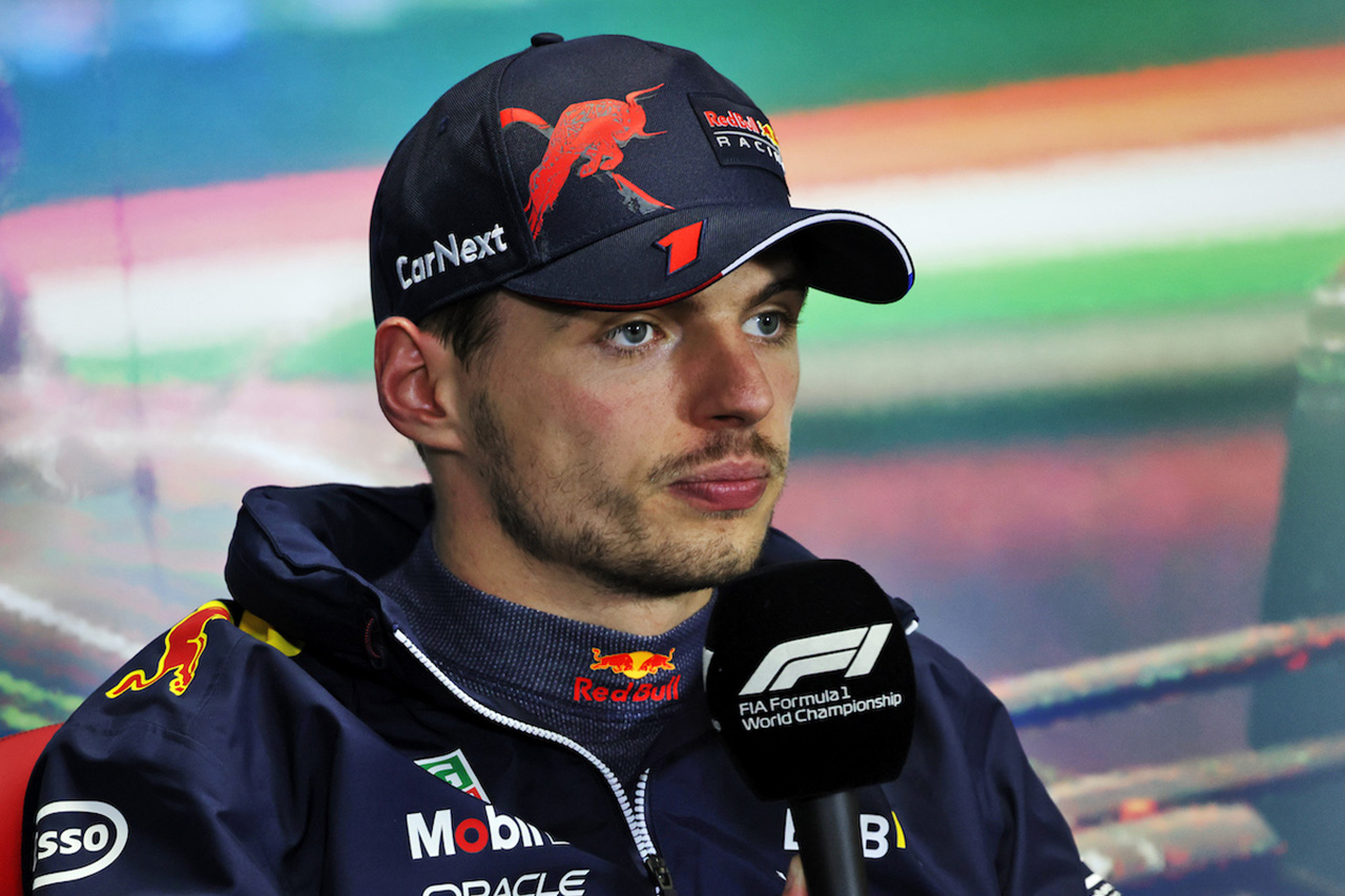 マックス・フェルスタッペン、ハミルトンの商品を燃やしたF1ファンを猛批判