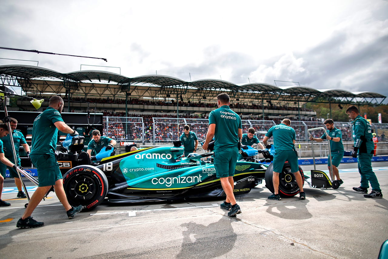 アストンマーティンF1、急進的なリアウイングの展開は「予算上限と相談」