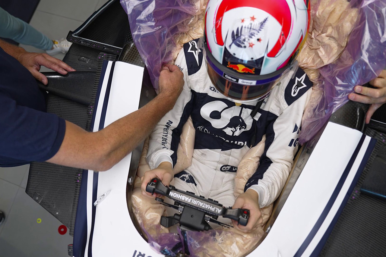 【動画】 リアム・ローソン、アルファタウリのF1マシンで再シート合わせ