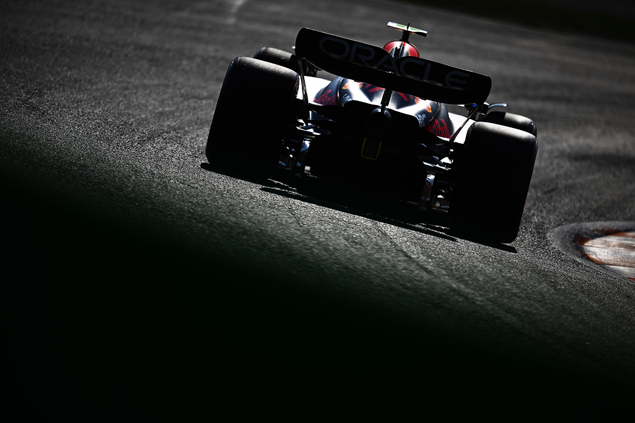 レッドブルF1首脳、初日のペース不足は「ハードタイヤで誤解」