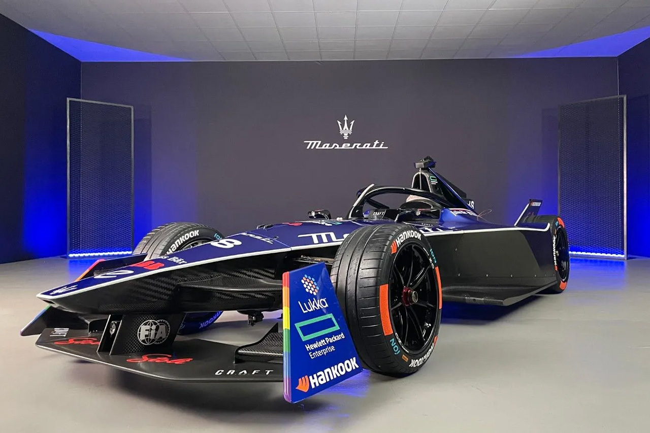 マセラティ、歴史的なレース復帰を祝うフォーミュラEマシンを発表