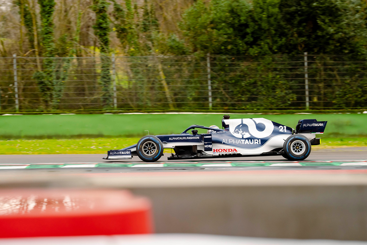 アルファタウリF1の角田裕毅＆デ・フリース、ピレリのテストを実施