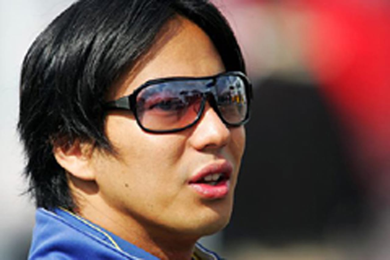 山本左近、マリエと路上キス