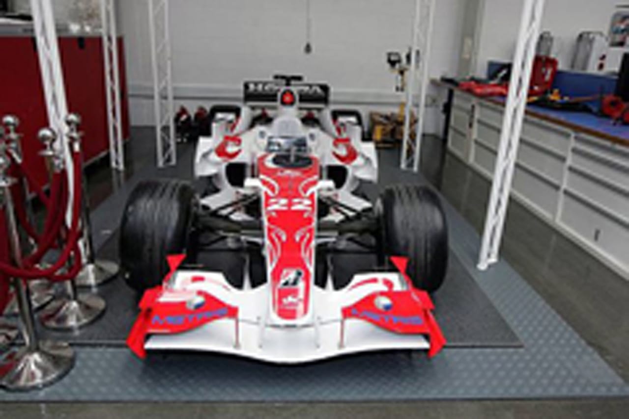 スーパーアグリのF1マシンを日本人が落札