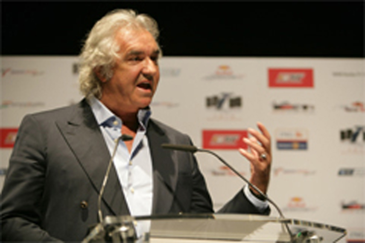 フラビオ・ブリアトーレ 「ルノーは2012年までF1を継続する」