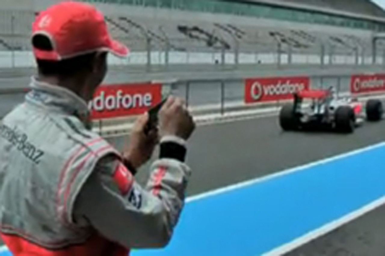 F1動画：ハミルトンが携帯でMP4-24を遠隔操作？