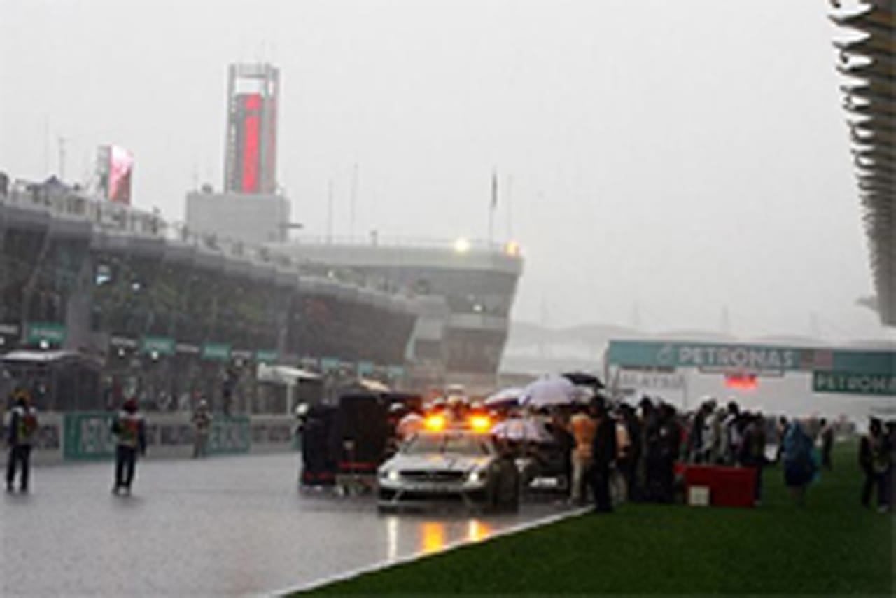 F1 マレーシアGP：レースは雨で一時赤旗中断