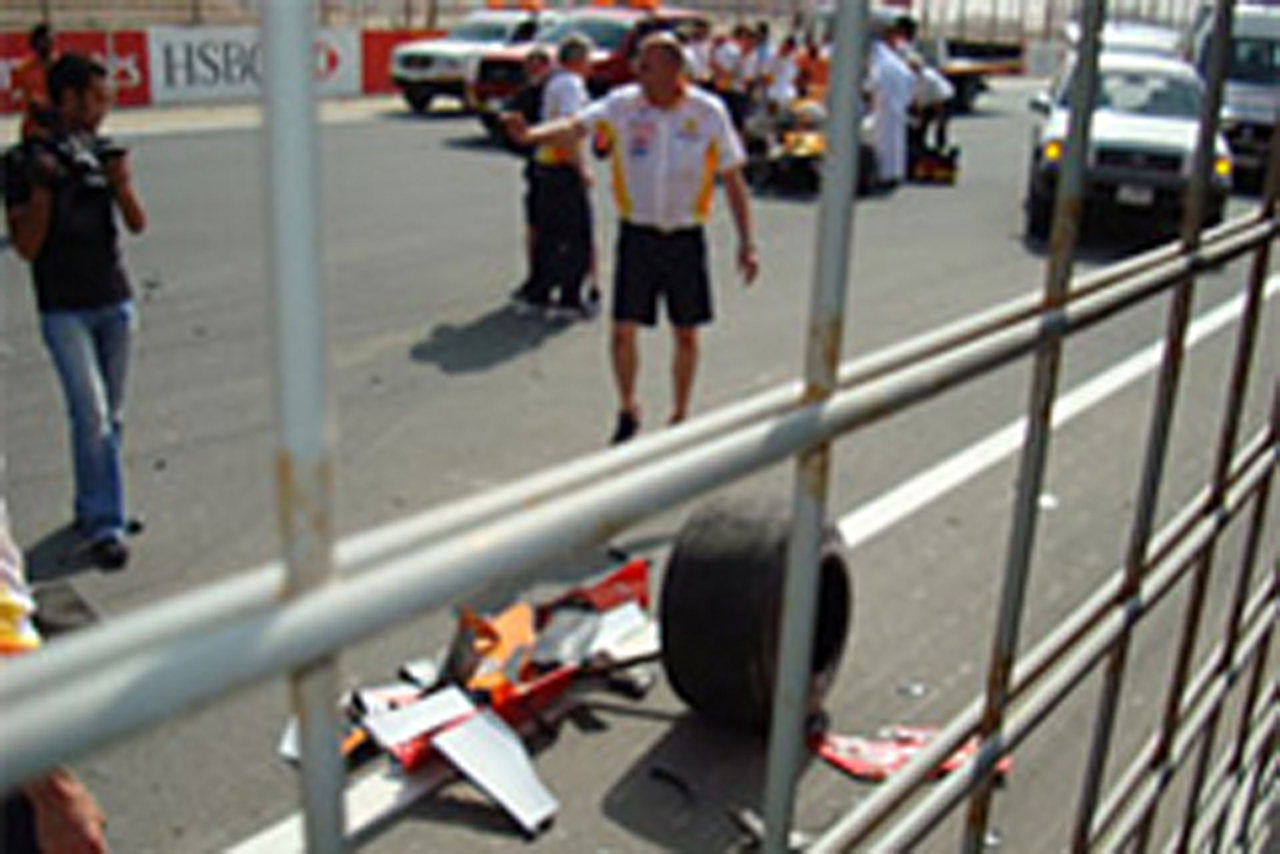 ルノーのF1マシンがロードショーで大クラッシュ