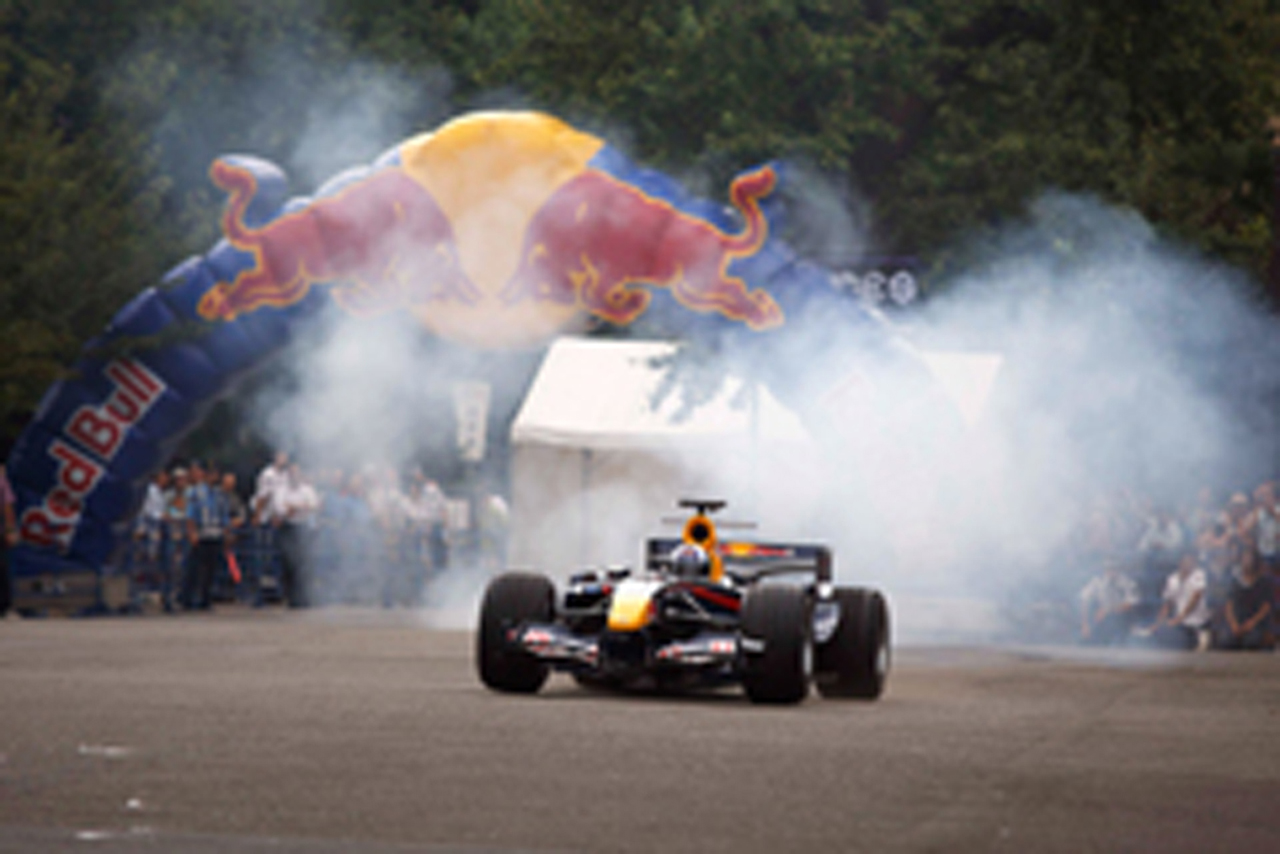 レッドブル、大阪城公園でF1デモ走行イベントを開催