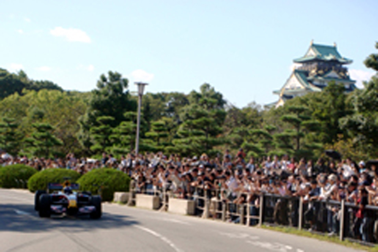 レッドブル、大阪城をバックにF1デモ走行！
