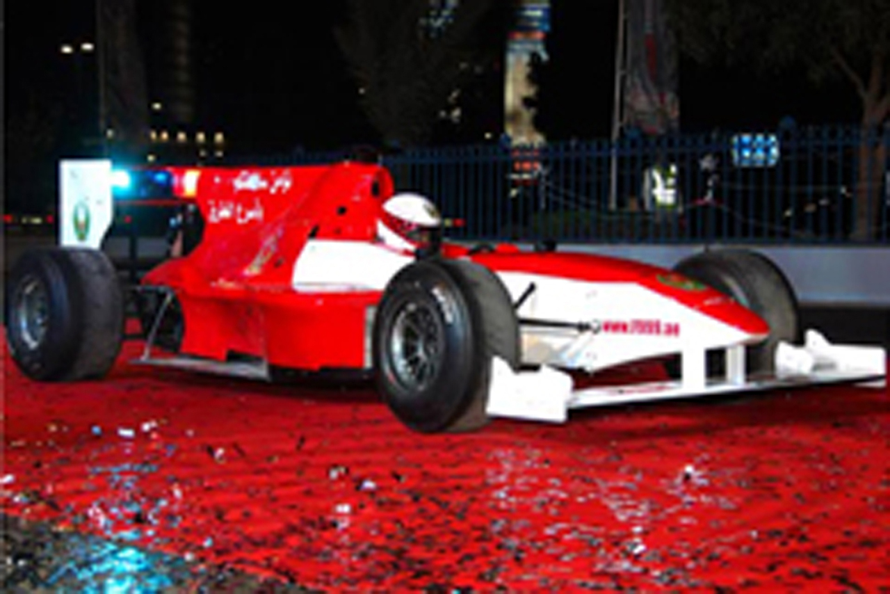 F1ベースのパトカー「F999」が登場 (動画)