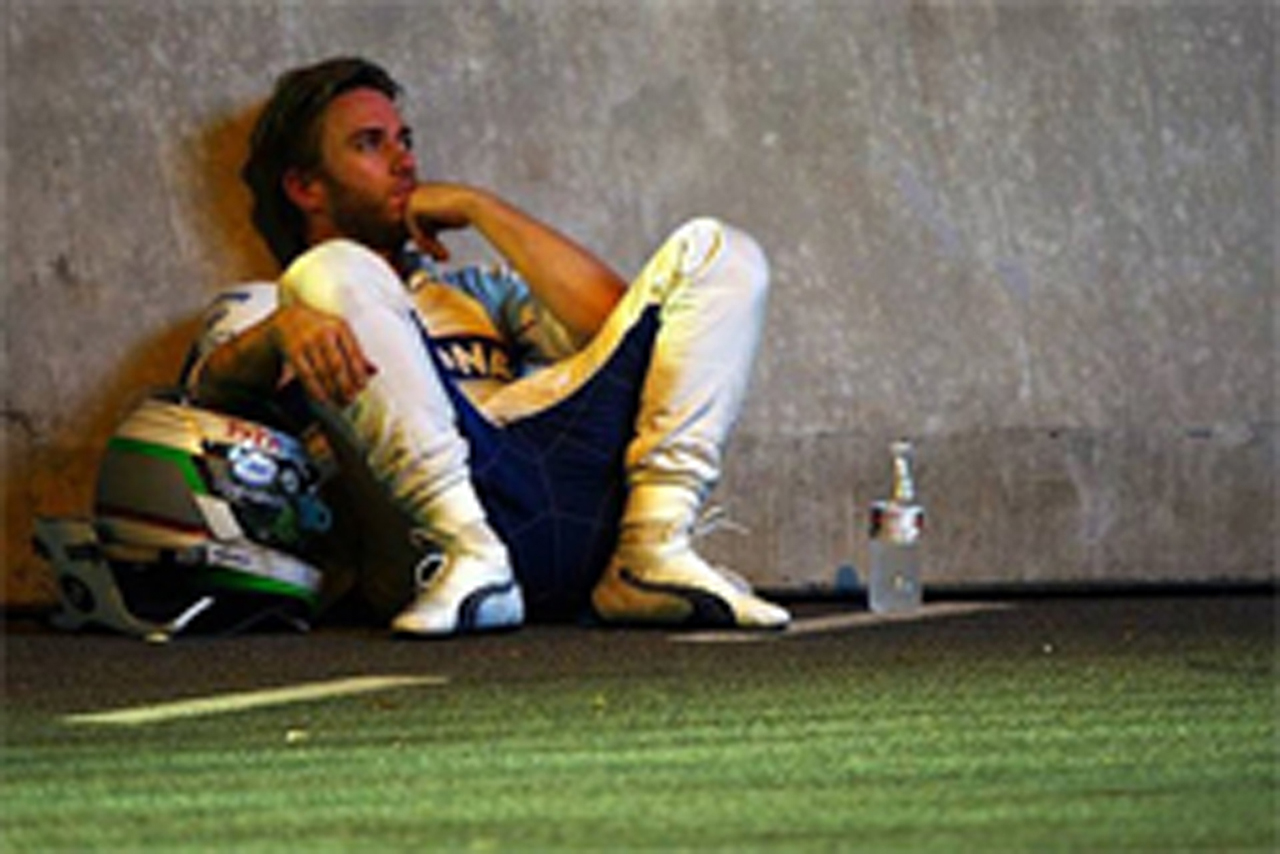 ニック・ハイドフェルド、F1シート喪失の危機