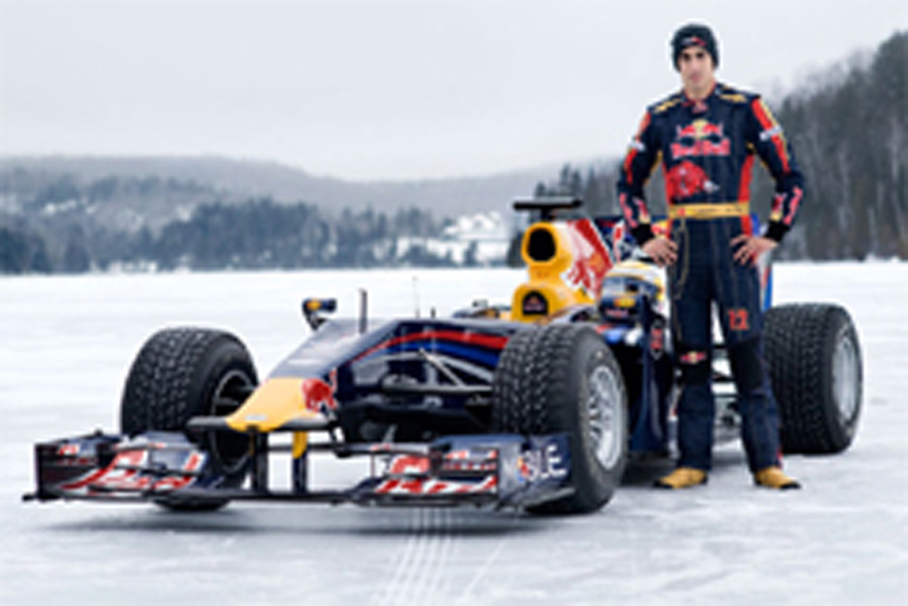 セバスチャン・ブエミ、氷上でRB5ショーカーをドライブ