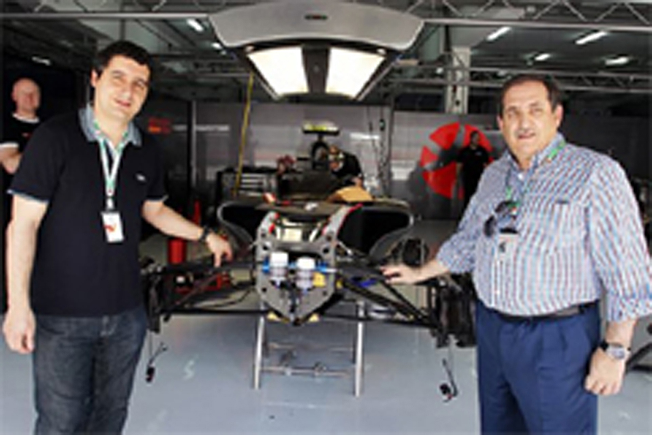 ヒスパニア・レーシングのF1マシンがガレージで始動