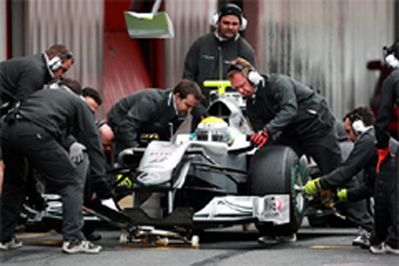 メルセデスGP、2.5秒でのピットストップを目指す